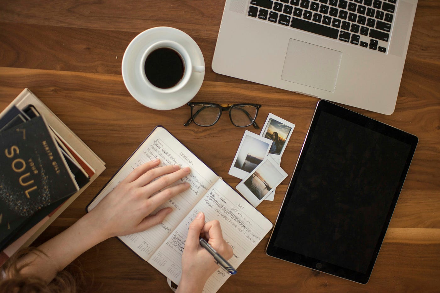 چگونه با نوشتن یک کتاب به درآمد برسیم؟ راهنمای جامع کسب درآمد از نویسندگی