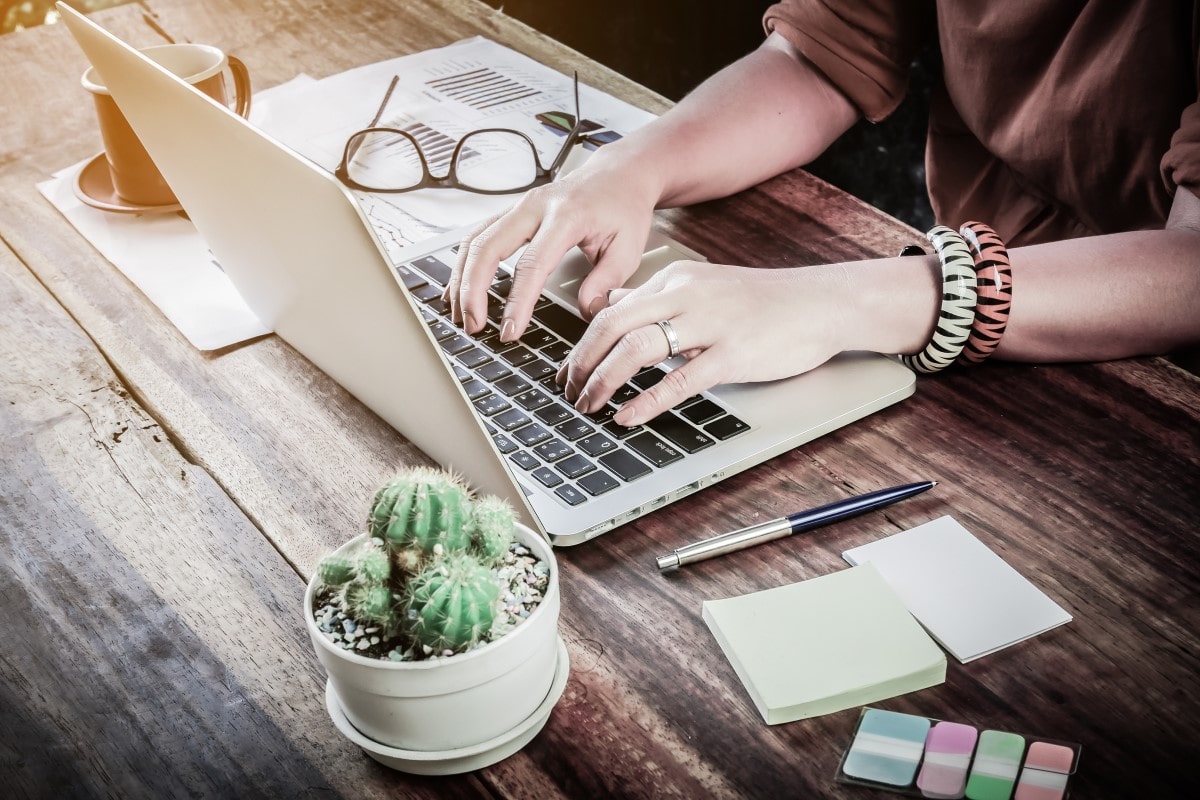 چگونه با نوشتن یک کتاب به درآمد برسیم؟ راهنمای جامع کسب درآمد از نویسندگی